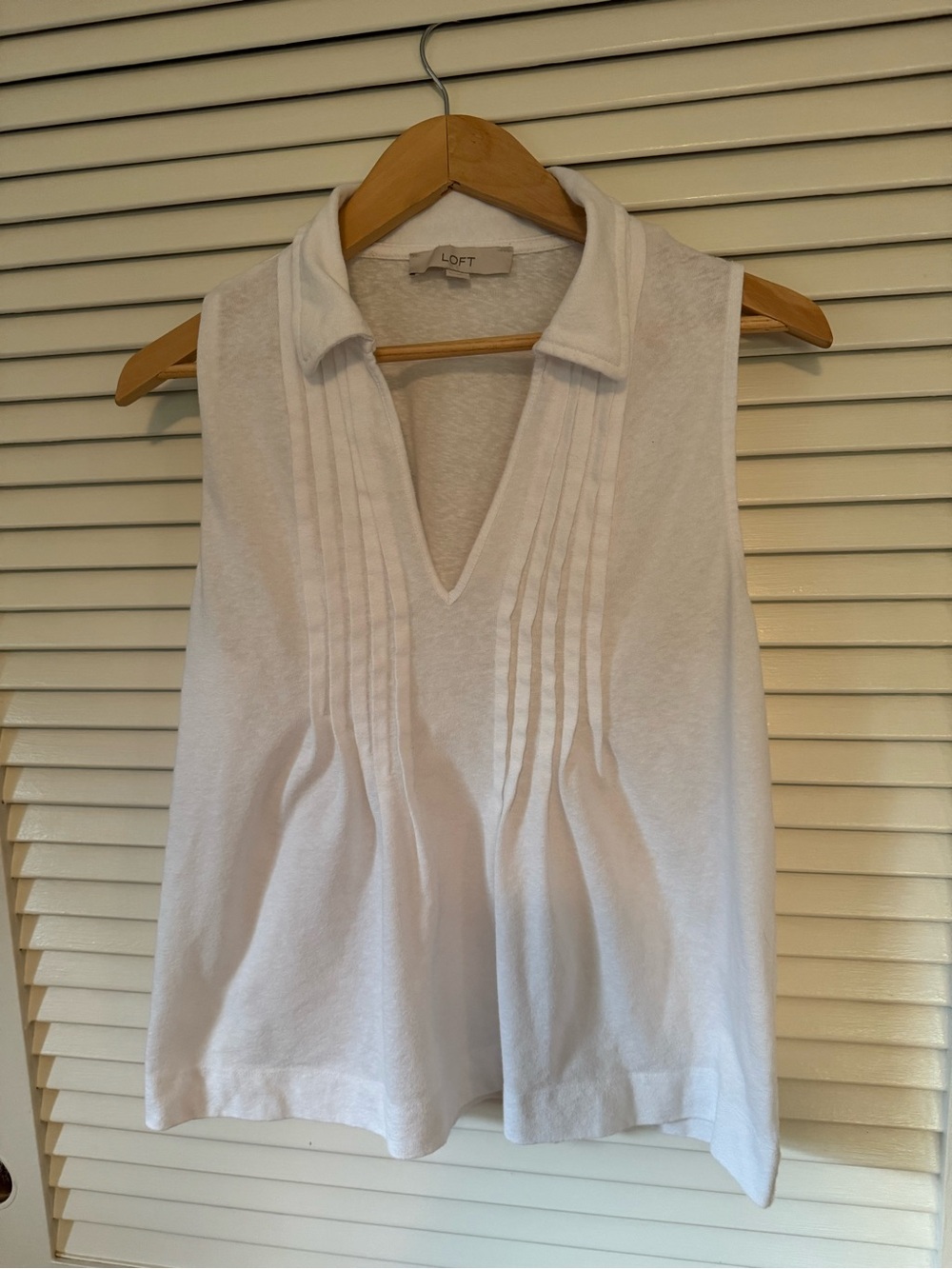 LOFT White Sleeveless V-Neck Pintuck Collared Top